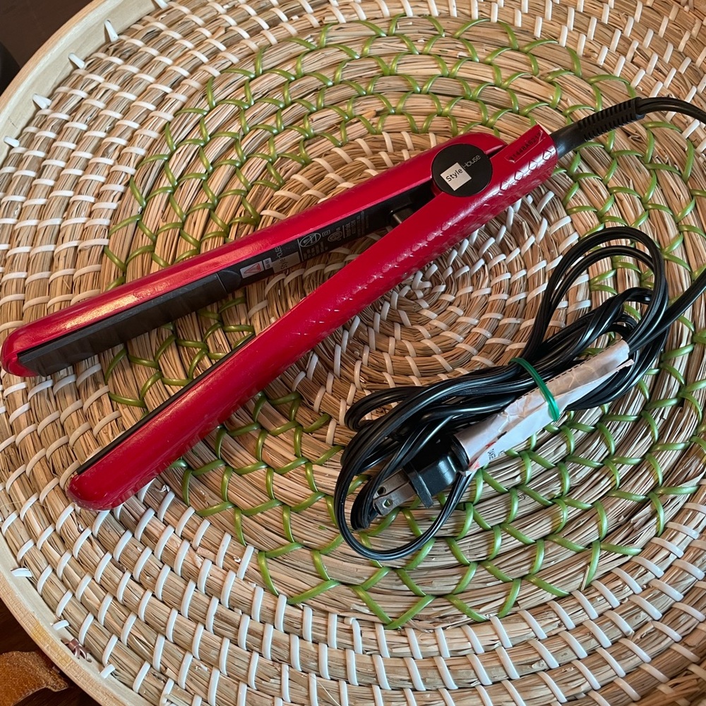 Like New Style House 1 inch Flat Iron